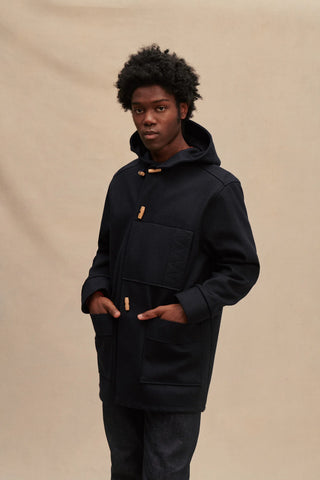 Découvrez le Kabig Le Minor pour homme. Réédition du modèle iconique de 1947 en drap de laine historique. Fabriqué en Bretagne. Un manteau légendaire chez CQFD.