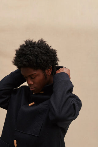 Découvrez le Kabig Le Minor pour homme. Réédition du modèle iconique de 1947 en drap de laine historique. Fabriqué en Bretagne. Un manteau légendaire chez CQFD.