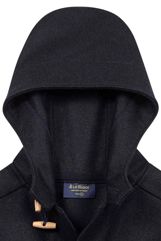 Découvrez le Kabig Le Minor pour homme. Réédition du modèle iconique de 1947 en drap de laine historique. Fabriqué en Bretagne. Un manteau légendaire chez CQFD.