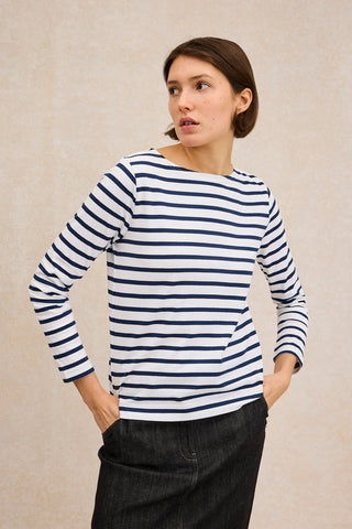 Découvrez la marinière Le Minor pour femme en coloris blanc/marine. 100% coton, tricotage artisanal en Bretagne. Un classique durable et élégant. Disponible chez CQFD Avignon.