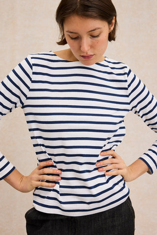 Découvrez la marinière Le Minor pour femme en coloris blanc/marine. 100% coton, tricotage artisanal en Bretagne. Un classique durable et élégant. Disponible chez CQFD Avignon.