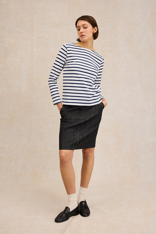 Découvrez la marinière Le Minor pour femme en coloris blanc/marine. 100% coton, tricotage artisanal en Bretagne. Un classique durable et élégant. Disponible chez CQFD Avignon.