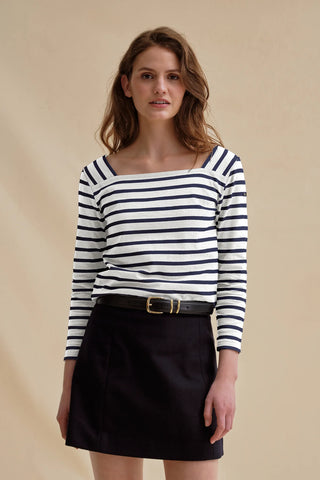 Découvrez la marinière Gabrielle blanche et marine de Le Minor. Un col carré moderne, des manches 3/4 et un coton d'exception. Fabriquée en France. Disponible chez CQFD.