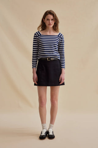 Découvrez la marinière Gabrielle de Le Minor. Un col carré moderne, des manches 3/4 et un jersey de coton d'exception. Fabriquée en Bretagne. Disponible chez CQFD.
