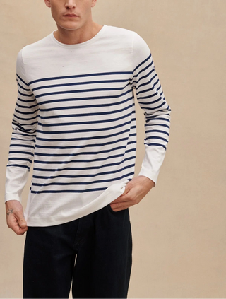 Découvrez l'authentique marinière homme Le Minor. 100% coton, fabriquée en Bretagne. Qualité durable et style marin iconique. Disponible chez CQFD Avignon.