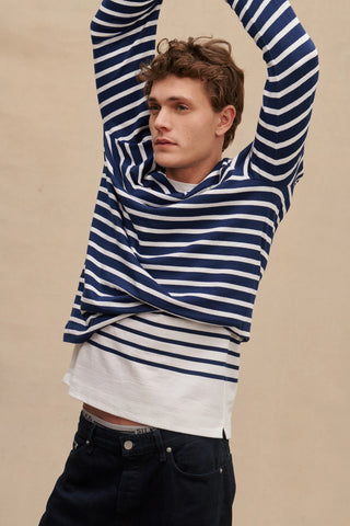 Découvrez l'authentique marinière homme Le Minor. 100% coton, fabriquée en Bretagne. Qualité durable et style marin iconique. Disponible chez CQFD Avignon.