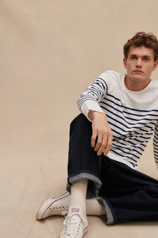 Découvrez l'authentique marinière homme Le Minor. 100% coton, fabriquée en Bretagne. Qualité durable et style marin iconique. Disponible chez CQFD Avignon.