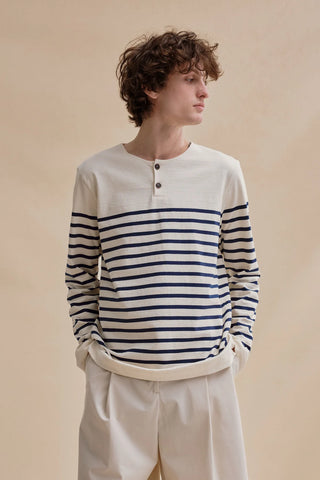Découvrez la marinière revisitée Le Minor. Avec un col boutonné et boutons en bois, 100% coton, fabriqué en Bretagne. Qualité EPV. Disponible chez CQFD.