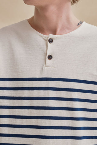 Découvrez la marinière revisitée Le Minor. Avec un col boutonné et boutons en bois, 100% coton, fabriqué en Bretagne. Qualité EPV. Disponible chez CQFD.