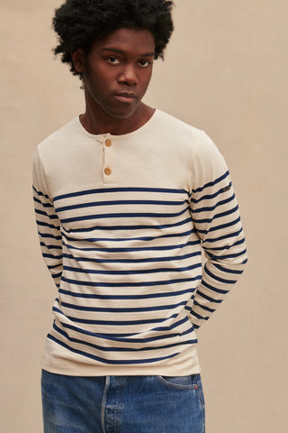 Découvrez la marinière revisitée Le Minor. Avec un col boutonné et boutons en bois, 100% coton, fabriqué en Bretagne. Qualité EPV. Disponible chez CQFD.