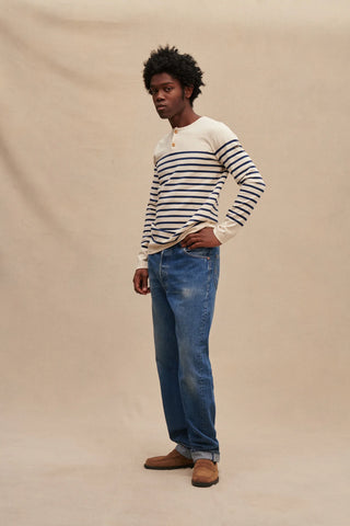 Découvrez la marinière revisitée Le Minor. Avec un col boutonné et boutons en bois, 100% coton, fabriqué en Bretagne. Qualité EPV. Disponible chez CQFD.