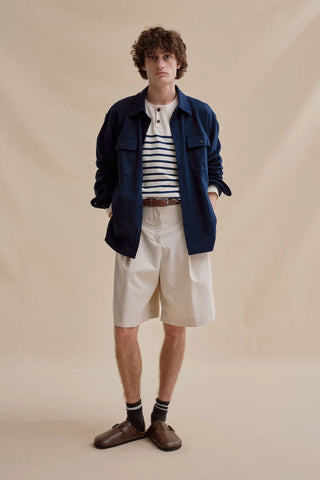 Découvrez la marinière revisitée Le Minor. Avec un col boutonné et boutons en bois, 100% coton, fabriqué en Bretagne. Qualité EPV. Disponible chez CQFD.