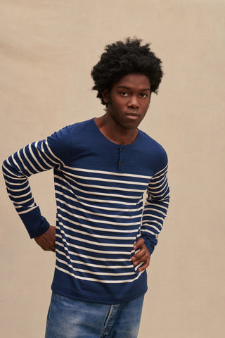 Découvrez la marinière à col boutonné Le Minor. Un mix parfait entre le polo et la marinière classique en 100% coton. Fabriquée en Bretagne. Disponible chez CQFD.