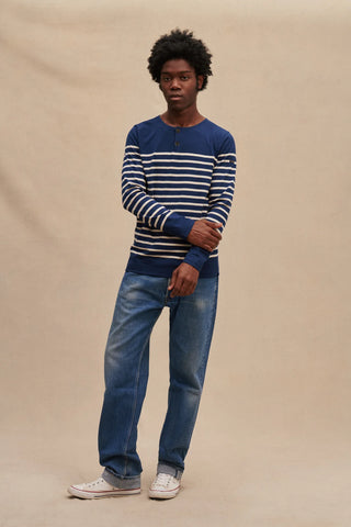 Découvrez la marinière à col boutonné Le Minor. Un mix parfait entre le polo et la marinière classique en 100% coton. Fabriquée en Bretagne. Disponible chez CQFD.