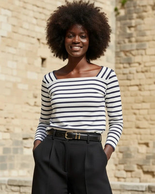 Découvrez la marinière Gabrielle blanche et marine de Le Minor. Un col carré moderne, des manches 3/4 et un coton d'exception. Fabriquée en France. Disponible chez CQFD.