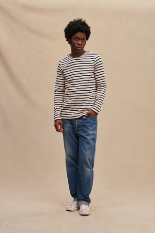 Découvrez la marinière Le Minor pour homme en coton épais 350g/m². Un classique indestructible, tricoté à Guidel en France. Col bateau et style marin pur. Chez CQFD.