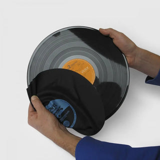 Découvrez l'Essuie Vinyle microfibre d'ATYPYK chez CQFD Avignon. Un accessoire de nettoyage insolite au format 33 tours pour chouchouter vos disques avec style.