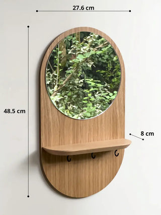 Craquez pour le miroir mural Éclipse de Reine Mère. Étagère en chêne, crochets noir/or et miroir écoresponsable. Un condensé de design breton chez CQFD Avignon.