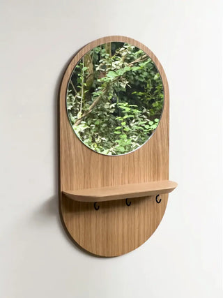 Craquez pour le miroir mural Éclipse de Reine Mère. Étagère en chêne, crochets noir/or et miroir écoresponsable. Un condensé de design breton chez CQFD Avignon.