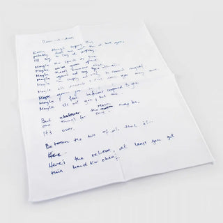 Découvrez le mythique Mouchoir Lettre de Rupture ATYPYK chez CQFD Avignon. Un cadeau insolite en popeline de coton fabriqué en France pour briser les coeurs.