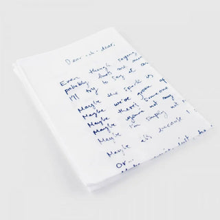 Découvrez le mythique Mouchoir Lettre de Rupture ATYPYK chez CQFD Avignon. Un cadeau insolite en popeline de coton fabriqué en France pour briser les coeurs.