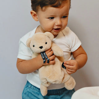 Découvrez la marionnette Ourson Dorlotin beige. Peluche d'éveil faite main en Bretagne. Matière Maïloudou ultra-douce, idéale dès la naissance. Certifiée CE.