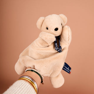 Découvrez la marionnette Ourson Dorlotin beige. Peluche d'éveil faite main en Bretagne. Matière Maïloudou ultra-douce, idéale dès la naissance. Certifiée CE.