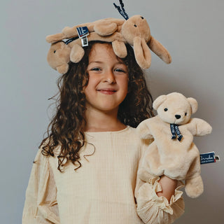 Découvrez la marionnette Ourson Dorlotin beige. Peluche d'éveil faite main en Bretagne. Matière Maïloudou ultra-douce, idéale dès la naissance. Certifiée CE.