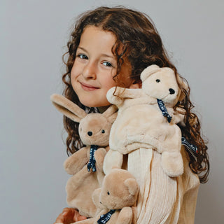 Découvrez la marionnette Ourson Dorlotin beige. Peluche d'éveil faite main en Bretagne. Matière Maïloudou ultra-douce, idéale dès la naissance. Certifiée CE.