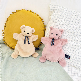 Découvrez la marionnette Ourson Dorlotin beige. Peluche d'éveil faite main en Bretagne. Matière Maïloudou ultra-douce, idéale dès la naissance. Certifiée CE.