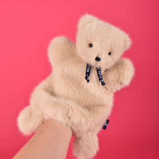 Découvrez la marionnette ours Sowen couleur sable. Peluche artisanale de 27 cm faite main en Bretagne. Douceur soyeuse, design épuré et fabrication 100% française.
