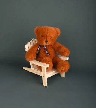 Découvrez l’Ours Sowen 30 cm fauve. Peluche artisanale haut de gamme fabriquée à la main en Bretagne. Douceur extrême et certificat d'authenticité inclus.