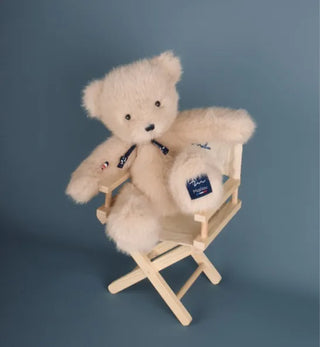 Découvrez l’Ours Sowen 30 cm en coloris sable (beige). Peluche artisanale haut de gamme faite main en Bretagne. Douceur infinie, design épuré et certificat d'authenticité.