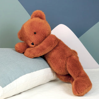 Découvrez l'Ours Sowen 40 cm Fauve, une peluche fabriquée à la main en Bretagne par Maïlou Tradition. Qualité exceptionnelle, certificat d'authenticité inclus.