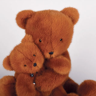 Découvrez l'Ours Sowen 40 cm Fauve, une peluche fabriquée à la main en Bretagne par Maïlou Tradition. Qualité exceptionnelle, certificat d'authenticité inclus.