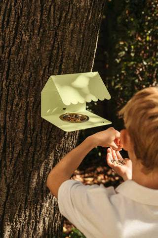 Découvrez Picoti, la mangeoire à oiseaux Fermob. Fabriquée en France en acier résistant aux UV, elle s'installe partout pour inviter la nature dans votre jardin.