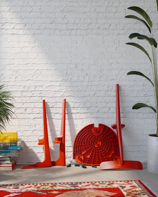 "Penser et produire autrement" : voilà le mantra de POLIMAIR, un studio qui propose un mobilier design ultra épuré en plastique recyclé. 