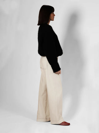 Découvrez le pantalon "Jean" Off-White de Claudia Carmona chez CQFD Avignon. Un pantalon large modulable en salopette, en coton bio recyclé et naturel.