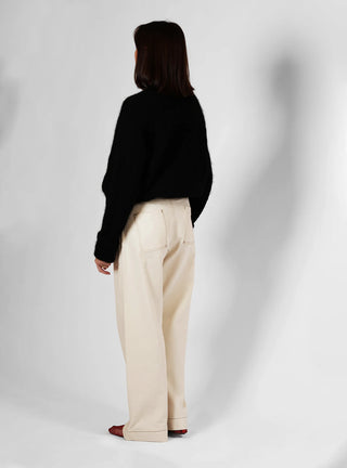 Découvrez le pantalon "Jean" Off-White de Claudia Carmona chez CQFD Avignon. Un pantalon large modulable en salopette, en coton bio recyclé et naturel.