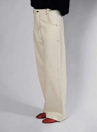 Découvrez le pantalon "Jean" Off-White de Claudia Carmona chez CQFD Avignon. Un pantalon large modulable en salopette, en coton bio recyclé et naturel.