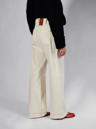 Découvrez le pantalon "Jean" Off-White de Claudia Carmona chez CQFD Avignon. Un pantalon large modulable en salopette, en coton bio recyclé et naturel.