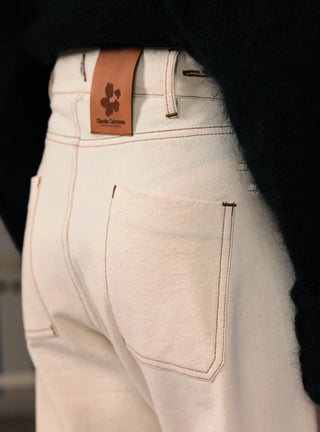 Découvrez le pantalon "Jean" Off-White de Claudia Carmona chez CQFD Avignon. Un pantalon large modulable en salopette, en coton bio recyclé et naturel.