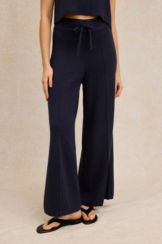 Découvrez le pantalon large en maille Milano de Le Minor chez CQFD Avignon. 100% coton marine, une coupe ample élégante et confortable fabriquée en France.