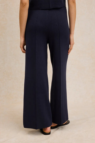 Découvrez le pantalon large en maille Milano de Le Minor chez CQFD Avignon. 100% coton marine, une coupe ample élégante et confortable fabriquée en France.