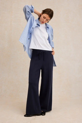 Découvrez le pantalon large en maille Milano de Le Minor chez CQFD Avignon. 100% coton marine, une coupe ample élégante et confortable fabriquée en France.