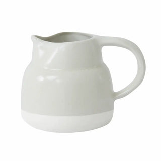 Pichet Village en grès émaillé par Jars Céramistes. Un design de Pierre Casenove aux émaux à la cendre faits main en Drôme. À shopper chez CQFD Avignon !