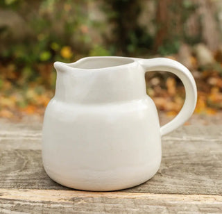 Pichet Village en grès émaillé par Jars Céramistes. Un design de Pierre Casenove aux émaux à la cendre faits main en Drôme. À shopper chez CQFD Avignon !