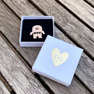 Pin's Hug x Suzy Ultman Titlee