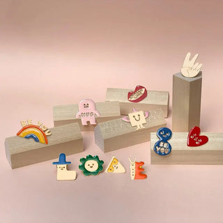 Pin's Hug x Suzy Ultman Titlee