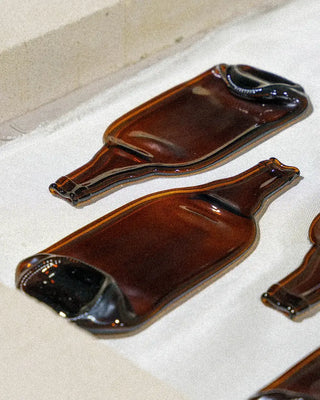 Découvez la planche en verre thermoformé ambré QDB Éditions chez CQFD Avignon. Upcycling 100 % Made in France, idéale pour vos apéros et déco.